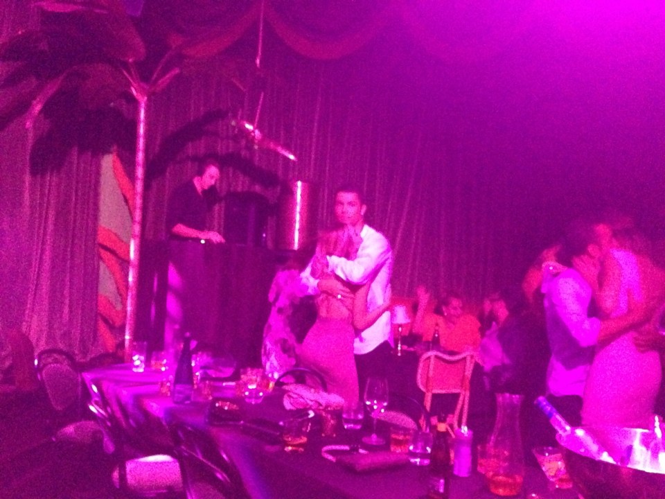 Ronaldo gets close to new woman in a nighclub in Miami