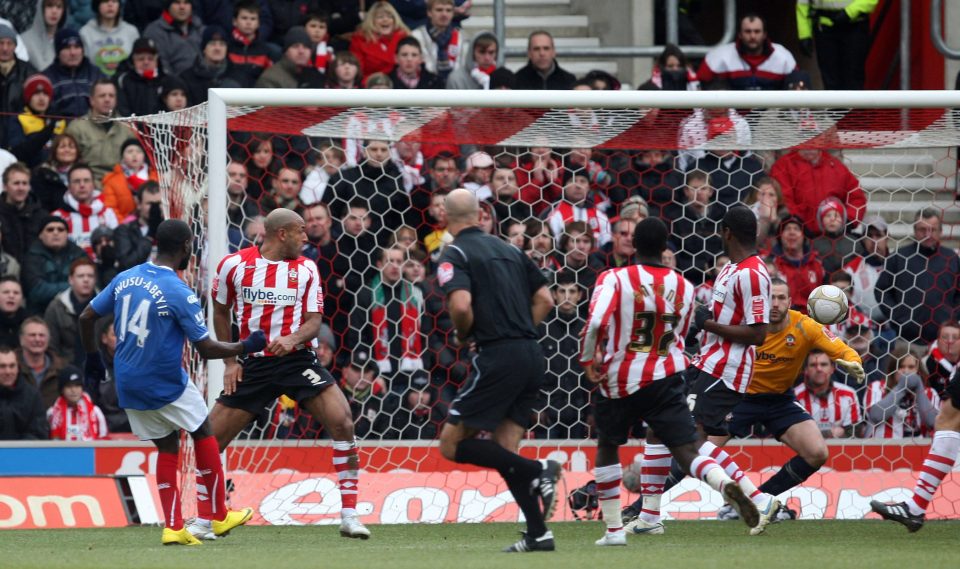 Football - Southampton v Portsmouth FA Cup Fifth Round - St Mary's Stadium - 13/2/10 Quincy Owusu Abeyie (L) scores Portsmouth's first goal Mandatory Credit: Action Images / Paul Childs Livepic