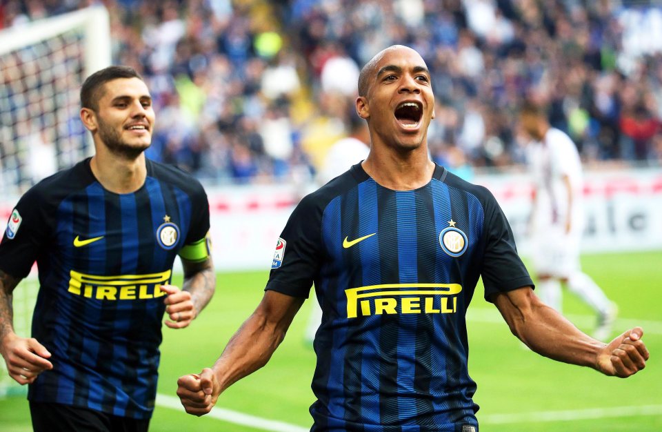 epa05587891 Inter's midfielder Joao Mario (R) celebrates with his teammate Mauro Icardi (L) after scoring the 1-0 lead during the Italian Serie A soccer match between Inter Milan and Cagliari Calcio at Giuseppe Meazza stadium in Milan, Italy, 16 October 2016. EPA/MATTEO BAZZI