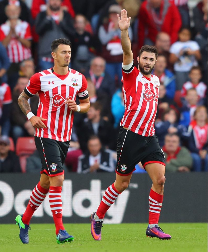 SOUTHAMPTON, ENGLAND - OCTOBER 16: Charlie Austin of Southampton (R) celebrates as he scores their third goal from the penalty spot during the Premier League match between Southampton and Burnley at St Mary's Stadium on October 16, 2016 in Southampton, England. (Photo by Richard Heathcote/Getty Images)