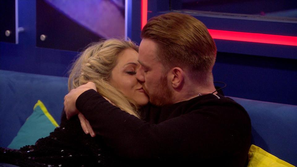 Bianca and Jamie pile on the PDA again