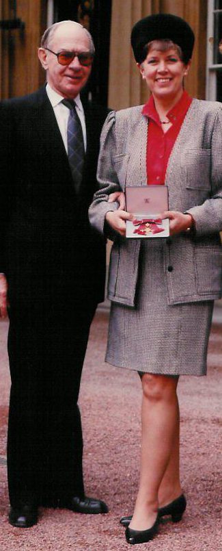  Prue fell in love with the husband of her mum's best friend Rayne, 28 years her senior