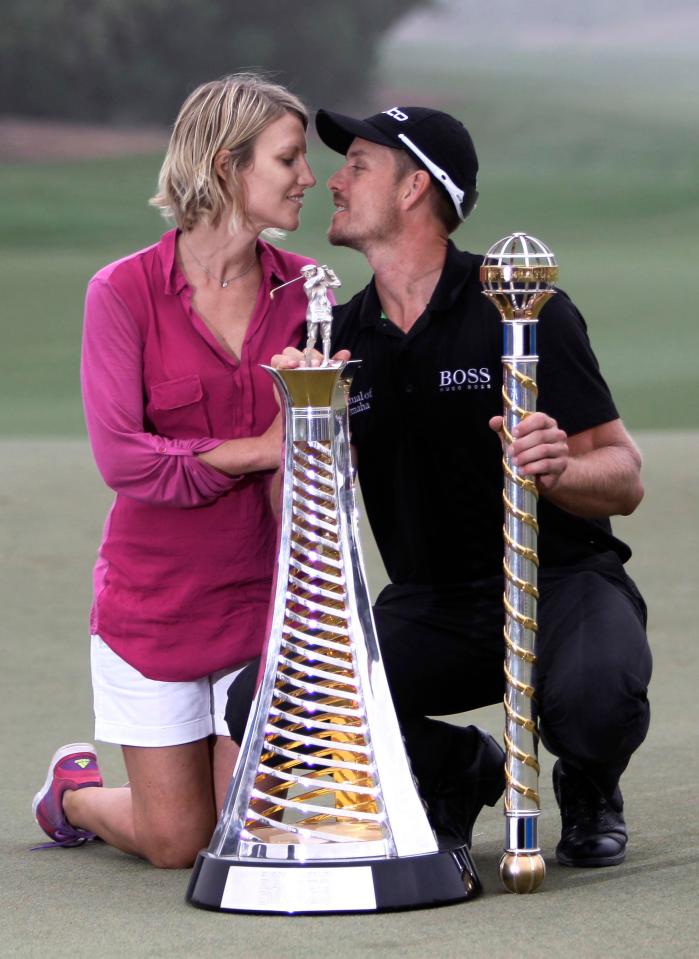 Open 2016 champion Henrik Stenson and wife Emma Lofgren kiss after a championship in Dubai