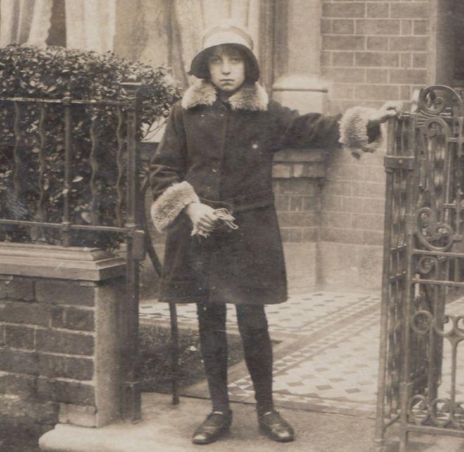 When she turned 11, Vera took her grandmother's maiden name of Lynn as a stage name. 