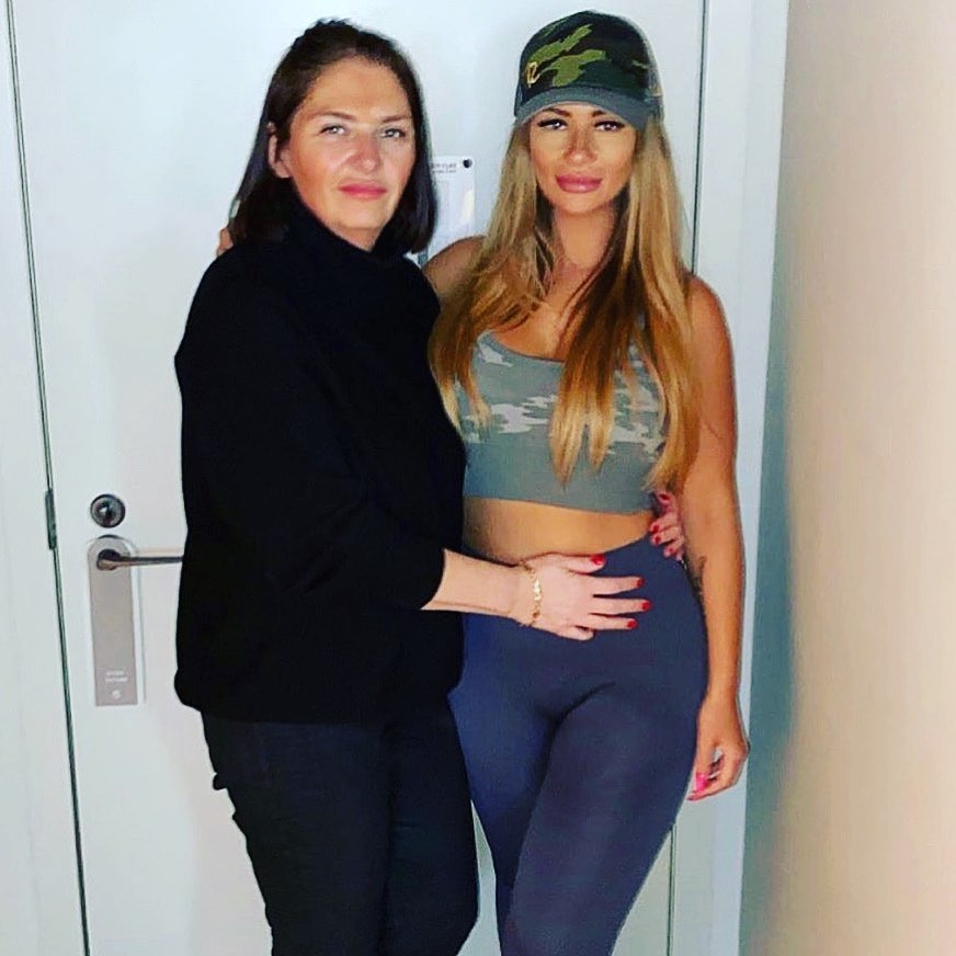 Shaughna pictured with her mum Tracy 