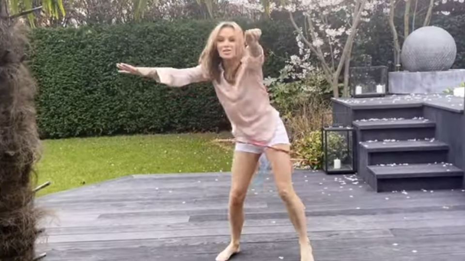 Amanda Holden notched up 100 twirls with a hula hoop