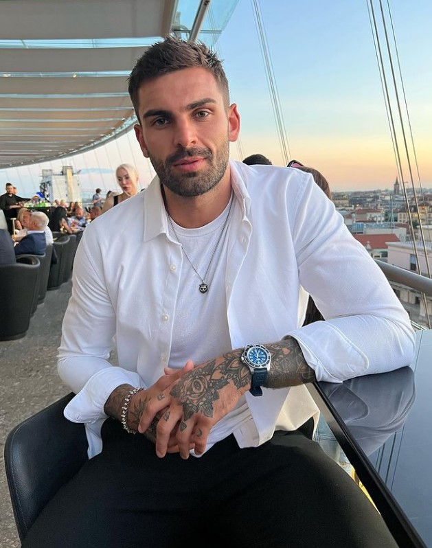 Love Island's Adam Collard has chosen to remove comments from his latest picture post
