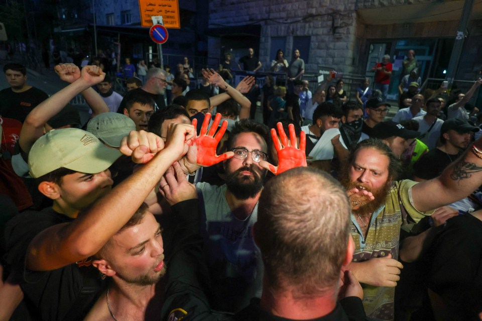Protesters near to the home of Netanyahu in Jerusalem