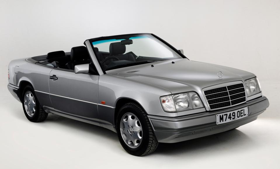 a silver mercedes with the license plate m749 del