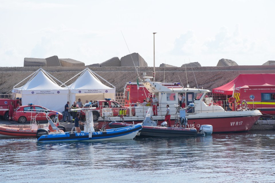 a boat with the number vf17 on the side of it