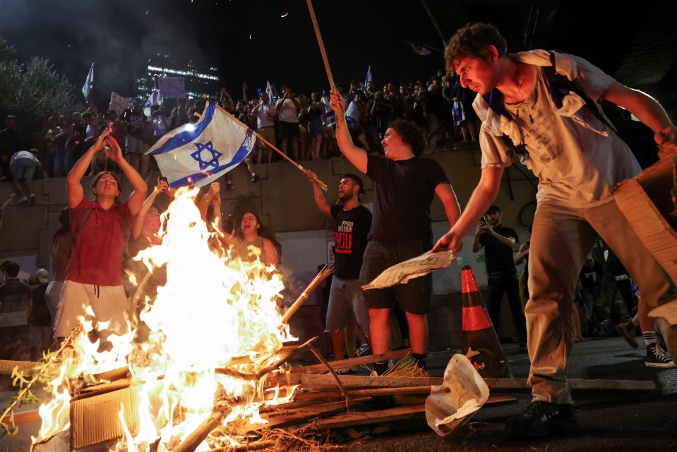 Protesters block a main road to show support for the hostages who were kidnapped during the deadly October 7 attack, amid the ongoing conflict in Gaza between Israel and Hamas, in Tel Aviv, Israel September 1, 2024. REUTERS/Florion Goga