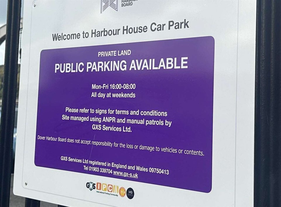 a sign that says welcome to harbour house car park