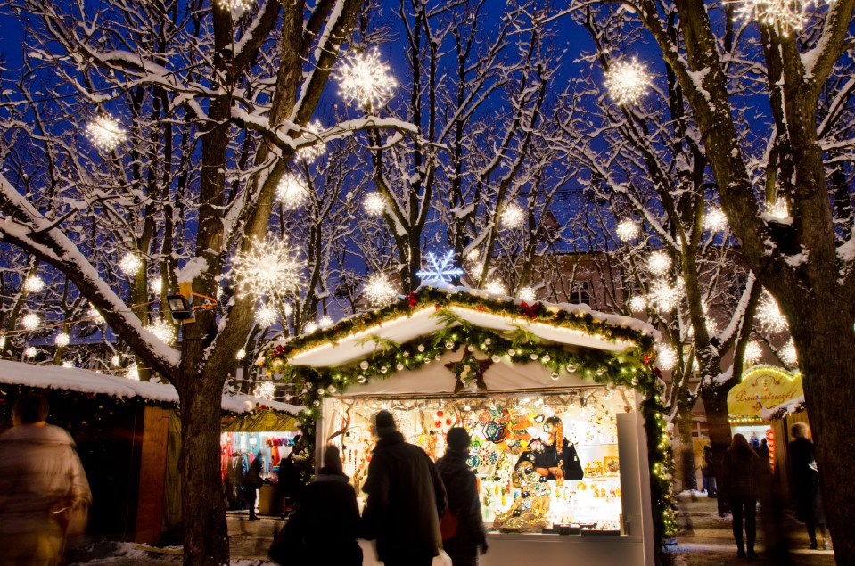 people shopping at a christmas market in the snow