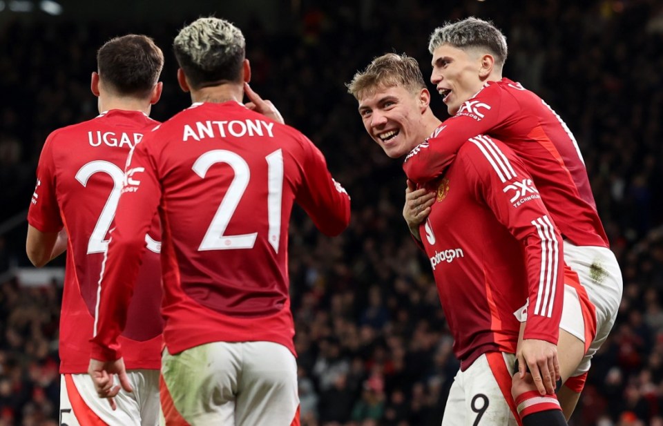 epa11746602 Rasmus Hojlund (2R) of Manchester United celebrates with teammates after scoring his team's third goal during the UEFA Europa League match between Manchester United and Bodo/Glimt in Manchester, Great Britain, 28 November 2024. EPA/ADAM VAUGHAN