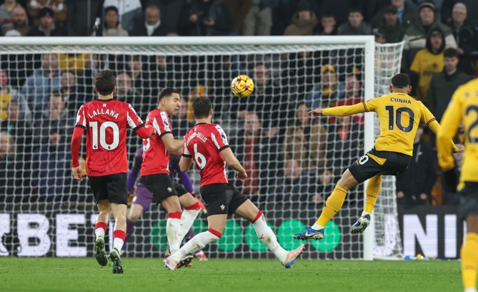 WOLVERHAMPTON, ENGLAND - NOVEMBER 9: Wolverhampton Wanderers' Matheus Cunha scores his side's second goal despite the attentions of Southampton's Taylor Harwood-Bellis and Jan Bednarek during the Premier League match between Wolverhampton Wanderers FC and Southampton FC at Molineux on November 9, 2024 in Wolverhampton, England. (Photo by Lee Parker - CameraSport via Getty Images)