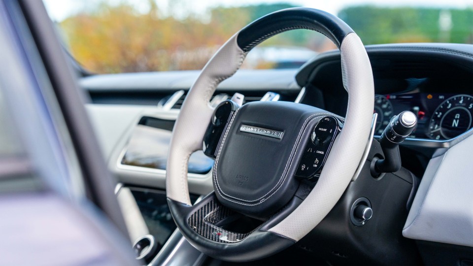 the steering wheel of a range rover is shown
