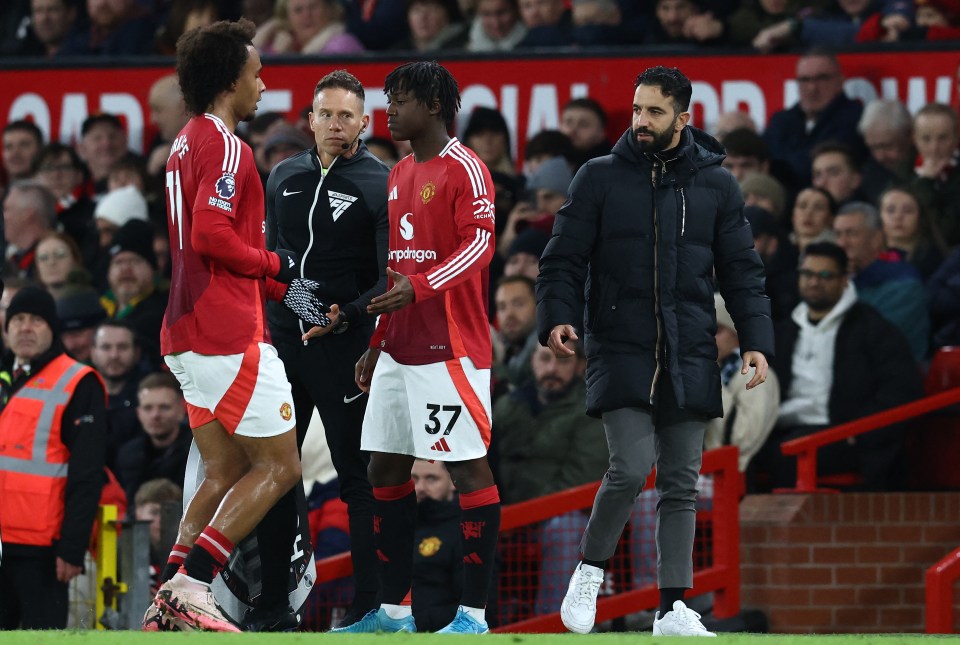 Joshua Zirkzee (#11) leaves the pitch after being substituted, while Kobbie Mainoo (#37) and Manchester United's coach watch.