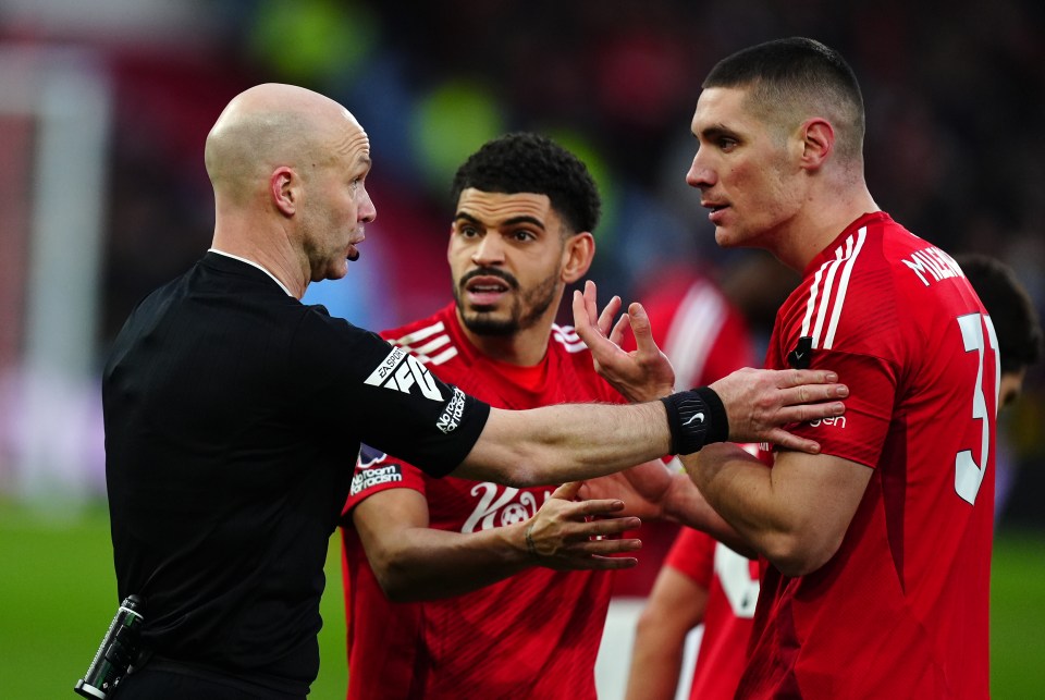 Referee speaking to Nottingham Forest players.