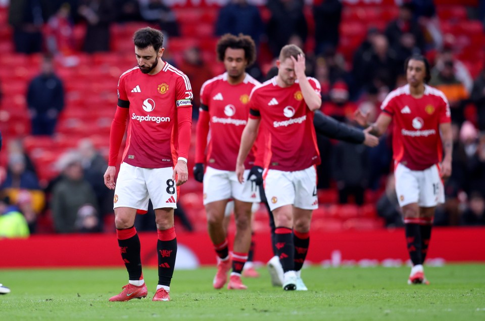 Bruno Fernandes and other Manchester United players looking dejected on the field.