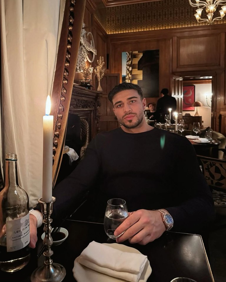Tommy Fury at a restaurant.