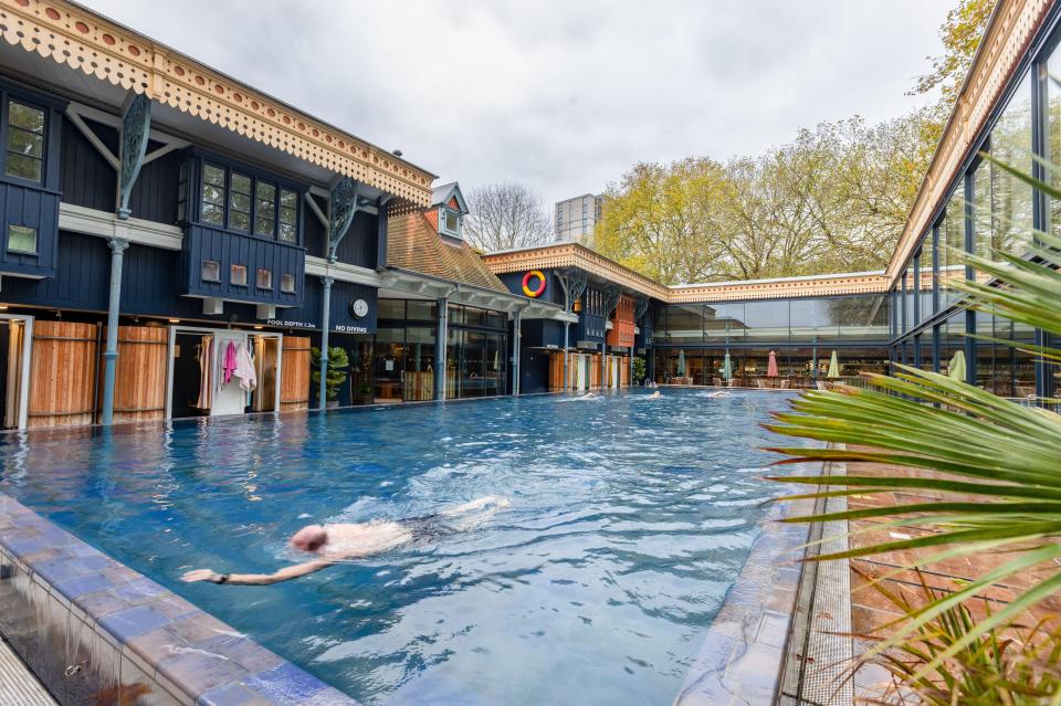 2PN6Y70 Thames Lido on the 10th November 2022 in Reading, Berkshire, England. Credit: SMP News