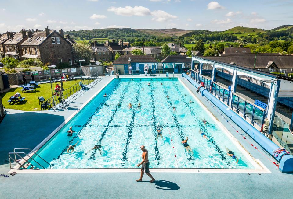 2R3XX77 People enjoying the warm weather at Hathersage outdoor swimming pool in the Peak District . Picture date: Thursday May 25, 2023.
