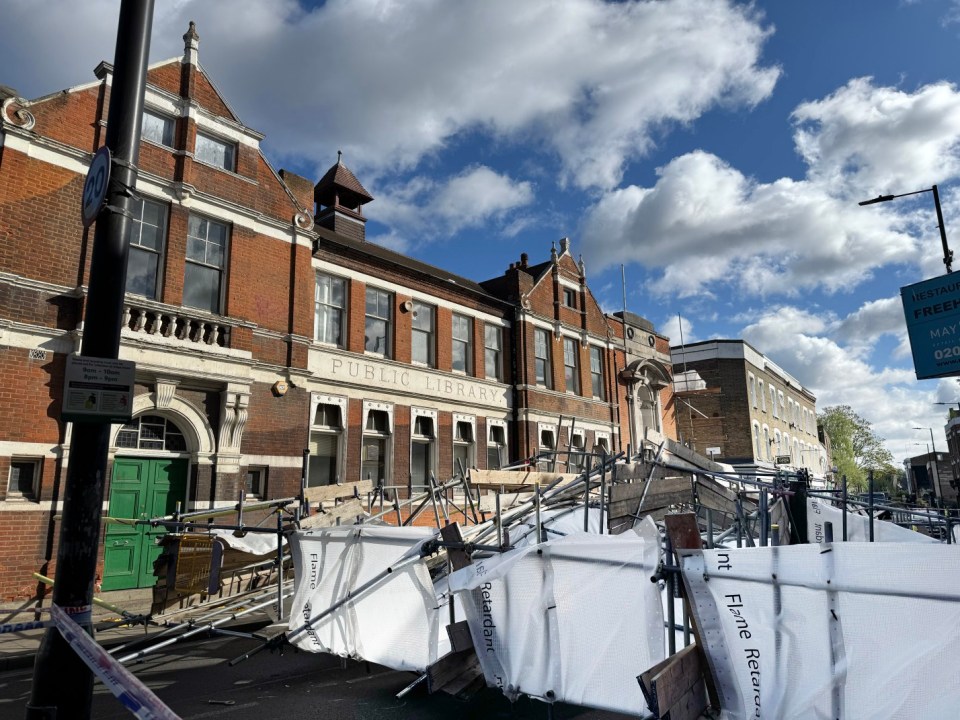 pic shows: High winds London 16.4.25 Scaffolding structure collapsed on Stoke Newington High street this morning hree layers of wood and metal crashed to the ground on Stoke Newington Church Street at around 6.25am. According to bystander, a parked car was hit with someone in it. But the driver of a black walked out unscathed Picture by Simon Wilkinson/ Pixel8000