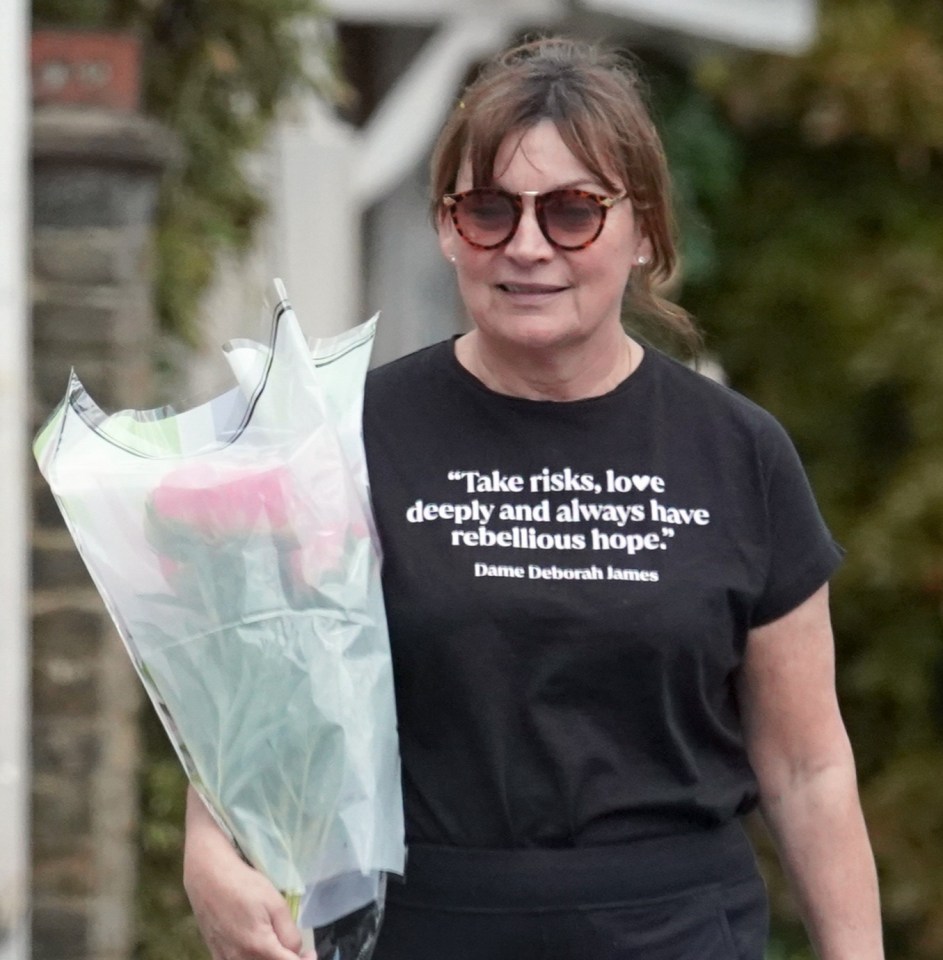 Lorraine Kelly walking with her daughter and granddaughter, wearing a t-shirt with a quote from Dame Deborah James.