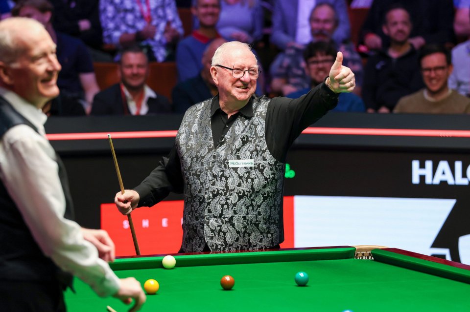 Dennis Taylor giving a thumbs-up at a snooker match.