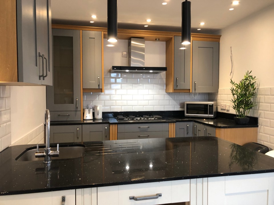 The kitchen which has a hob and oven and washing machine
