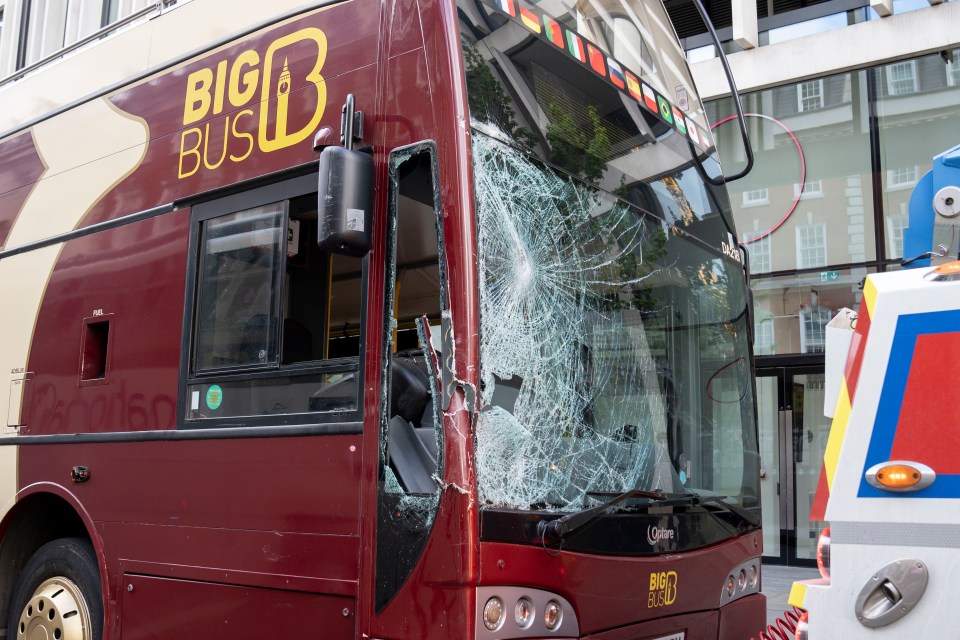 Damage to a bus windshield after a no. of horses escaped from their military riders in central London...Pictures by Dan Charity..24-04-24..........