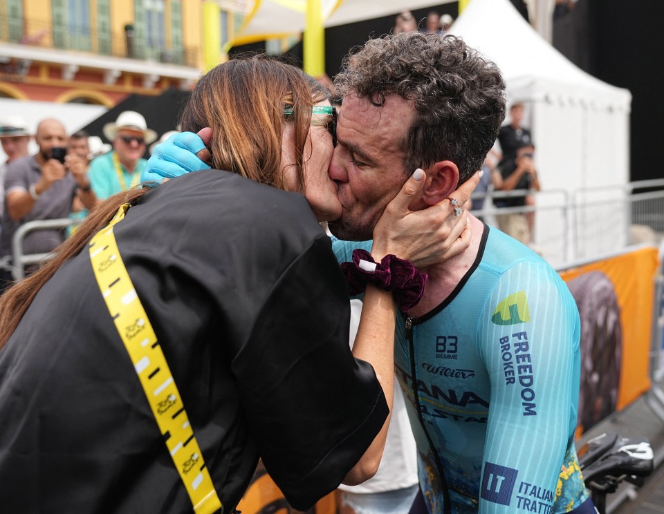 Mark Cavendish's wife Peta seals the emotional moment