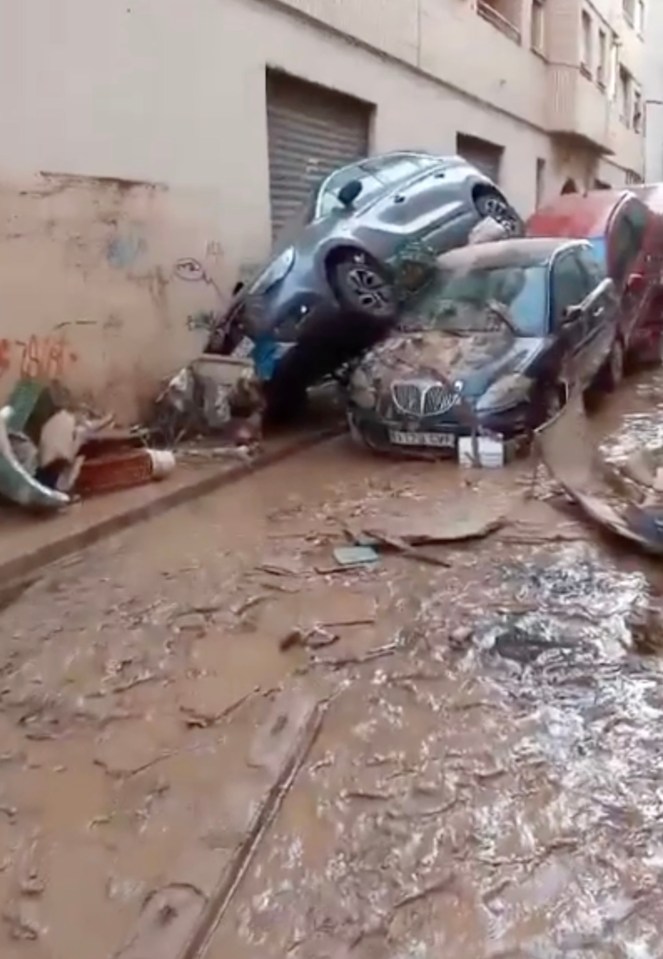 a flooded street with a car that has a license plate that starts with the letter s