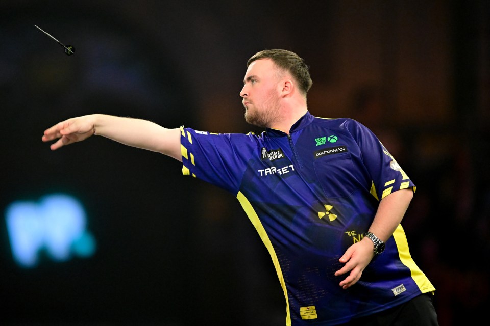 Luke Littler throwing a dart at the 2024 Paddy Power World Darts Championship semi-final.