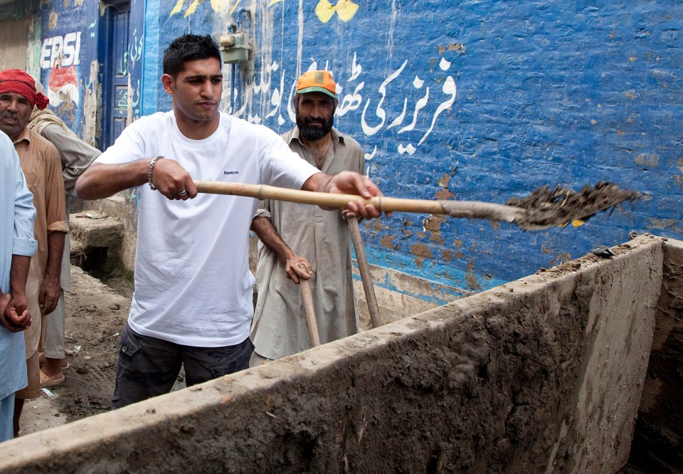 Boxer Amir Khan helps with flood cleanup in Pakistan.