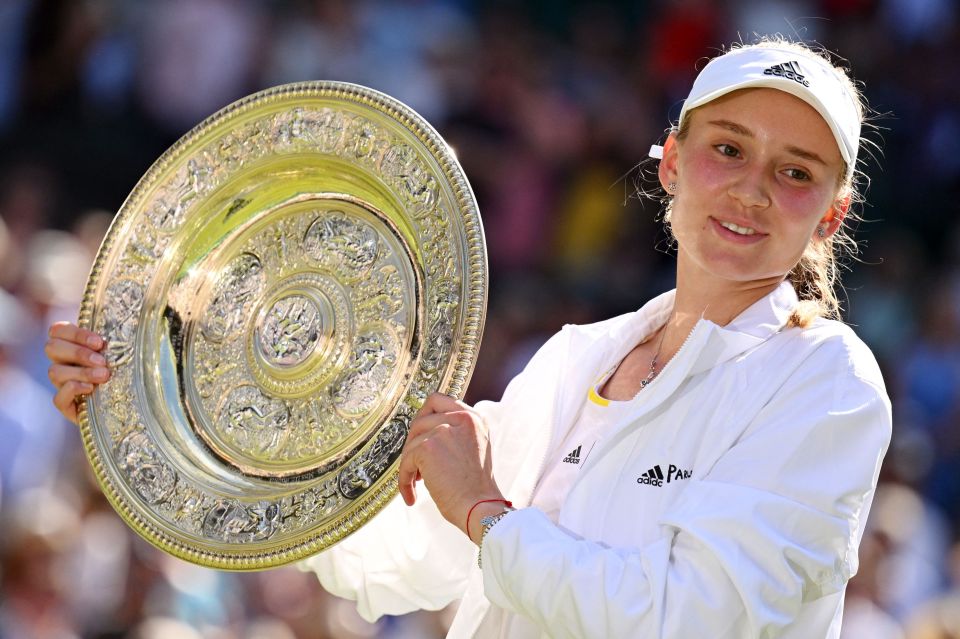 Elena Rybakina holding the Venus Rosewater Dish trophy.