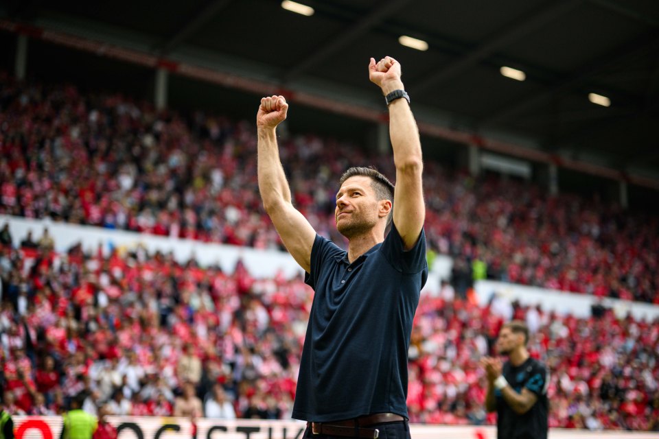 Xabi Alonso celebrates in front of a crowd.